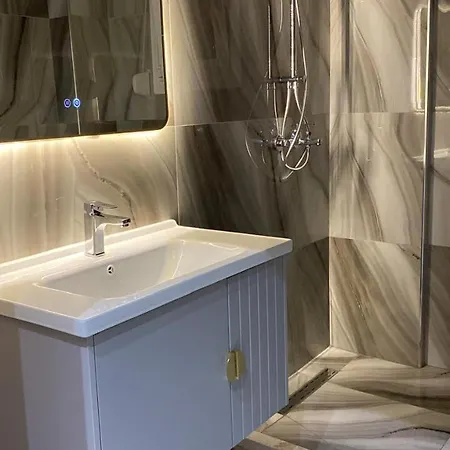 Luxury Apartment *